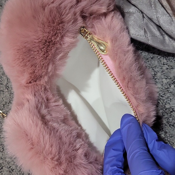 Fuzzy Heart Bag - Picture 4 of 7